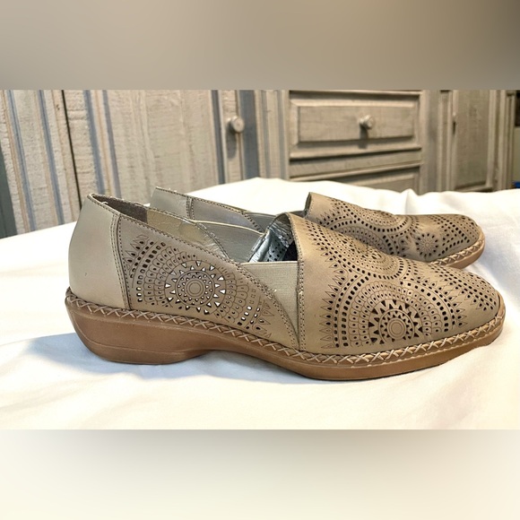 *EUC* Rieker Antistress Perforated Leather Loafer/Shoes - Women’s Size 10 -Taupe - Picture 4 of 11